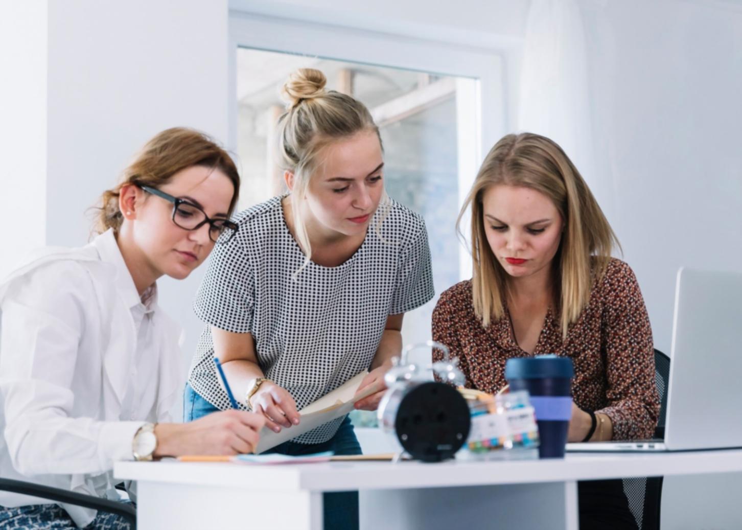 Consultora financiera trabajando en oficina